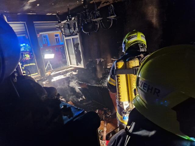Unter schwerem Atemschutz brachte die Feuerwehr die Hausbewohnerin ins Freie, das Leben der 80-Jährigen konnte aber nicht mehr gerettet werden. | Foto: Bezirksfeuerwehrkommando Güssing