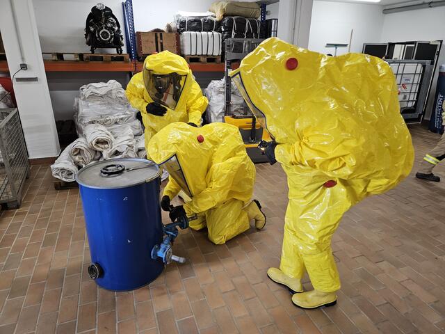 Auch in die Ausbildung wird investiert - im Bild für Gefahrenguteinsätze. | Foto: ZOOM Tirol
