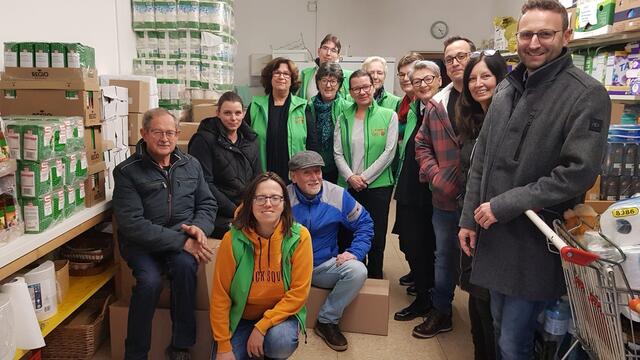 Spendenübergabe von Stefan Winkler und Team mit Bgm. Jochen Jance an die Vinzenzgemeinschaft St. Barbara.  | Foto: Vinzimarkt