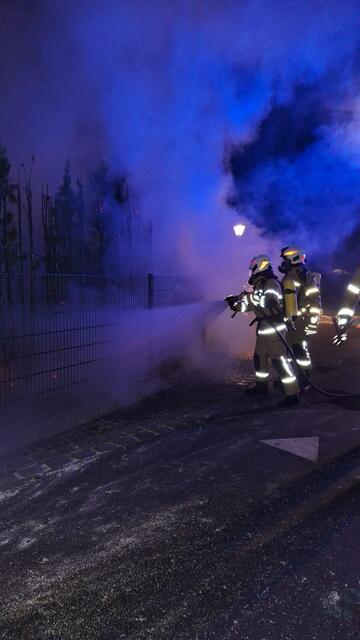 Die Einsatzkräfte mussten mit Atemschutzgeräten den Brand bekämpfen. | Foto: Freiwillige Feuerwehr Anif