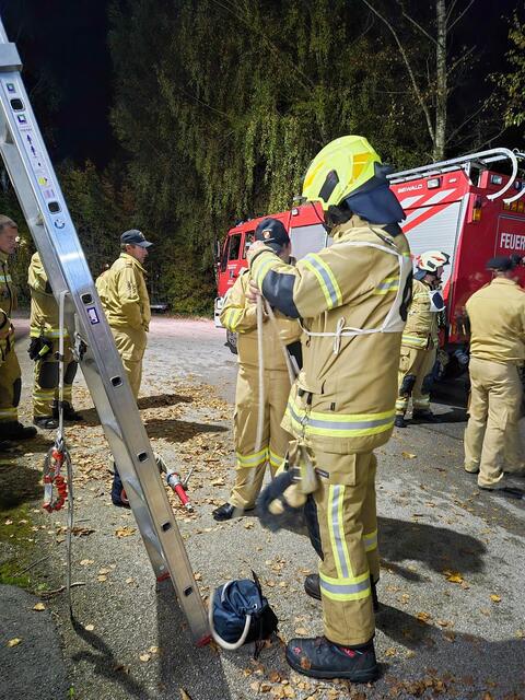 Nach dem Brand ging es zum Zusammenräumen. | Foto: Freiwillige Feuerwehr Anif