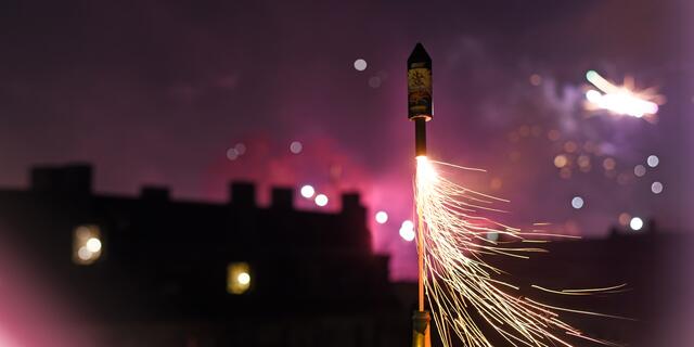 Bis zu 10.000 Euro Strafe drohen, wenn Raketen in dicht bebautem Gebiet abgefeuert werden. | Foto: stock.adobe.com/Marco Martins