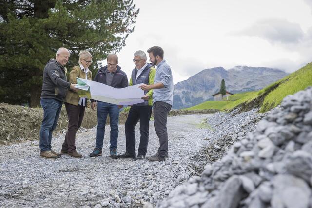 Eines der zwölf großen Projekte 2024 war die Weganlage Oberneureit in Hüttschlag. Hier wurde ein 60 Jahre alter Güterweg komplett samt Ober- und Unterbau sowie Entwässerung und Hangsicherung erneuert. Auf einer Länge von 1,6 Kilometer wurden 1,3 Millionen Euro verbaut. Im Bild (v.l.): Hans Toferer (Bürgermeister Hüttschlag), Reija Falkensteiner (Referatsleiterin für Ländliche Verkehrsinfrastruktur), Raimund Rohrmoser (Obmann GW-Genossenschaft Oberneureit), Landesrat Josef Schwaiger und Clemens Neumaier (Bauleiter); Hüttschlag, 10.9.2024 | Foto: Land Salzburg / Neumayr / Leopold