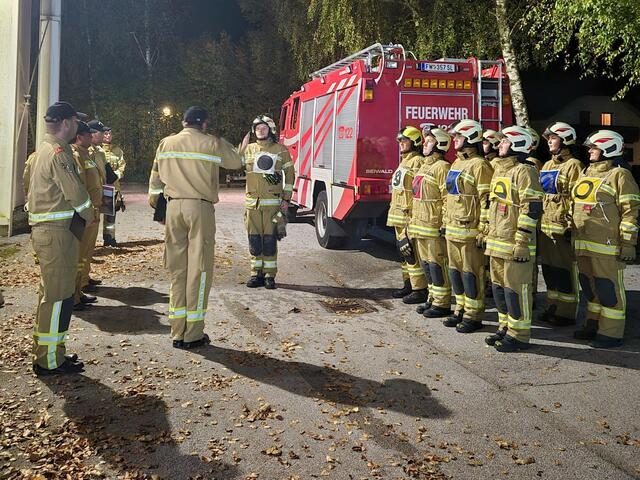 Die Männer und Frauen des Löschzuges Niederalm beim Abrücken. | Foto: Freiwillige Feuerwehr Anif