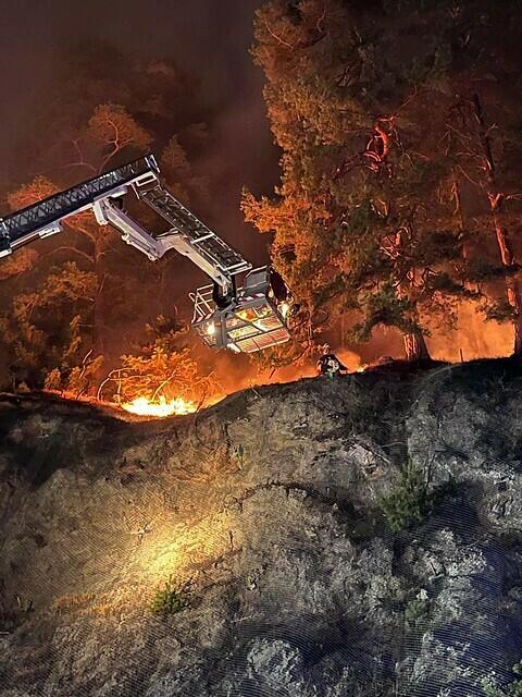 In Semriach hält ein Waldbrand rund 200 Florianis seit Donnerstagabend in Atem. | Foto: BFVGU