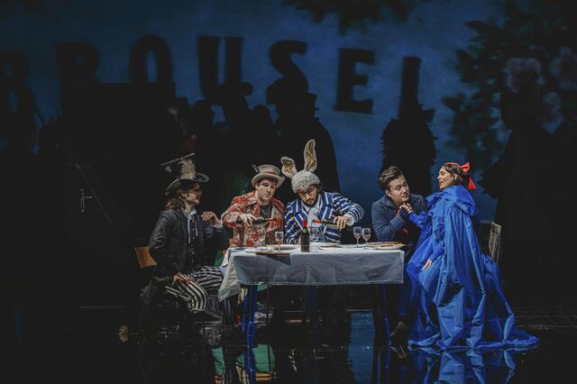 Erl scheint sich in seiner Inszenierung kurz in eine bunte Welt à la "Alice im Wunderland" vorzuwagen.  | Foto: Xiomara Bender