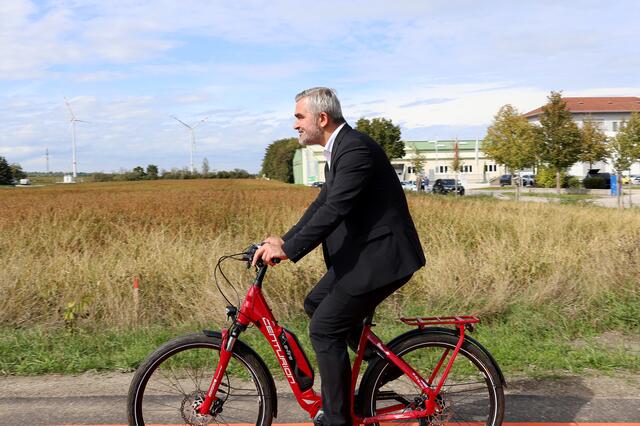 Mit dem Rad durchs Burgenland - Landesrat Heinrich Dorner testet den neuen Radweg bei Pöttelsdorf. | Foto: Landesmedienservice