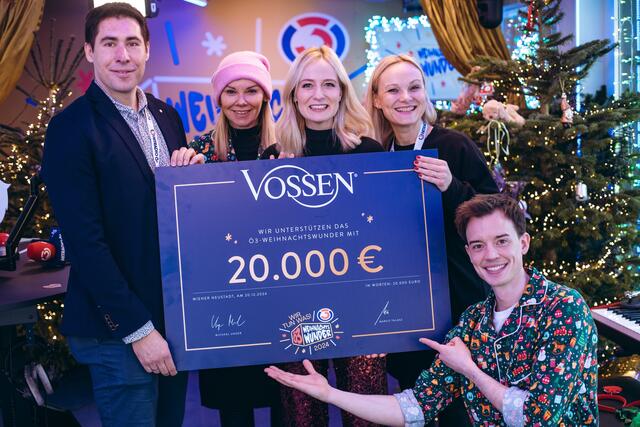 Vossen-Geschäftsführer Michael Unger und Marketing-Leiterin Nicole Neuhold übergaben den Spendenscheck an die Ö3-Moderatoren Philipp Hansa, Tina Ritschl und Sylvia Graf. | Foto: Mila Zytka