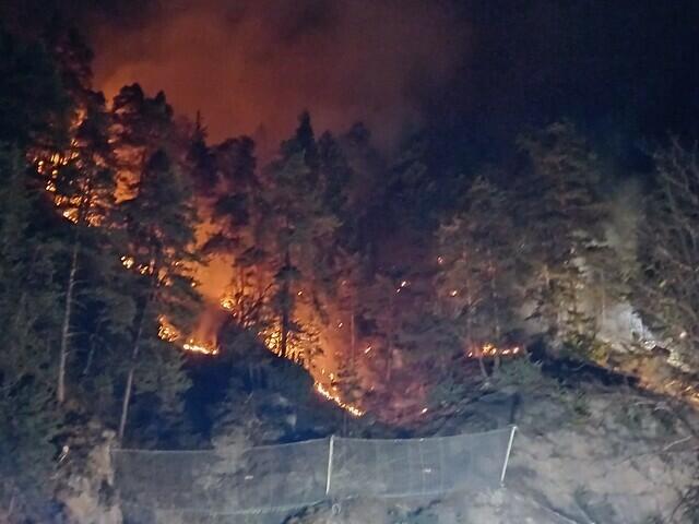 In Semriach hält ein Waldbrand rund 200 Florianis seit Donnerstagabend in Atem.