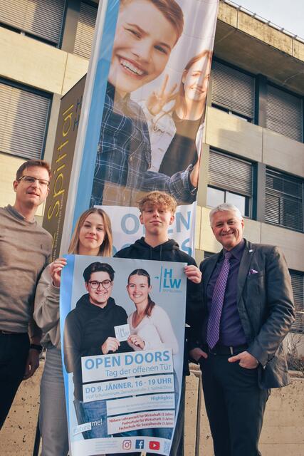 Ankündigung des OPEN DOORS Nachmittags am 9.1.2025

v.l.n.r. Bildungsberater Gernot Tischler, Schüler des 3. Jahrgangs HLW Elena Lederer und Josef Gfrerer und Diretor Adolf Lackner  | Foto: hlwspittal, Krämmer 2024