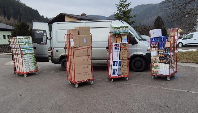 Die Weihnachtsspende: Für über 2.000 Euro haben Stefan Winkler und die Gemeinde Lebensmittel für den Vinzimarkt eingekauft. | Foto: Vinzimarkt