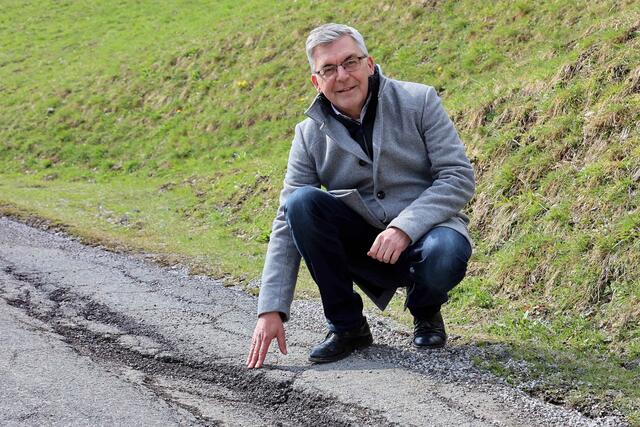 Güterwegprojekt Obersonnberg/Jufen in Maria Alm LR Josef Schwaiger bei einem Schlagloch | Foto: Land Salzburg / Franz Neumayr 15.4.2021