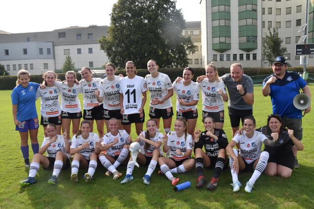 Große Freude nach dem historischen 0:11: Phoebe-Alexa Lissl, Julia Meixner, Leonie Pinter, Amelie Fritz, Vanessa Beiglböck, Katja Graf, Linda Popofsits, Hannah Maurer, Gabriella Rozmis, Trainer Harald Bacher, Phillip Verdi (hinten); Jasmin Dorfmeister, Lena Schandl, Bianca Gröller, Anja Bacher (mit "Flipper"), Marie-Kristin Leitner, Fiona Fazekas, Lilla Sipos und Simone Fazekas (vorne) | Foto: Michael Strini