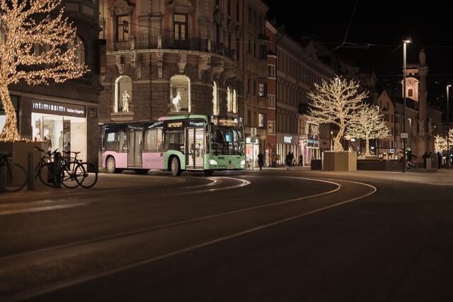 Auch heuer können alle Öffis in ganz Tirol in der Silvesternacht kostenlos genutzt werden. | Foto: VVT