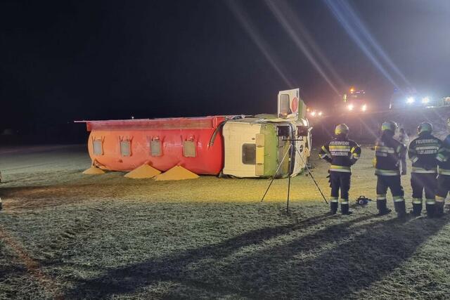 Der Lkw landete im Acker. | Foto: FF/Schaden