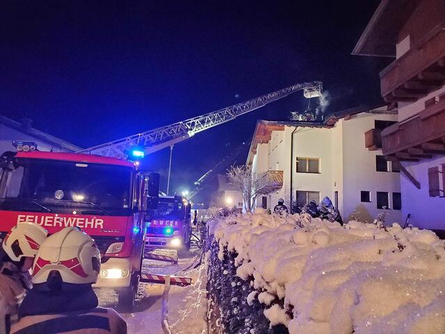 Brandursache wurde geklärt: Im Einsatz standen ca 170 Einsatzkräfte der Feuerwehren Pfunds, Nauders, Tösens, Ried, Serfaus und Landeck sowie Einsatzkräfte der Polizei und der Rettung.  | Foto: FF Serfaus