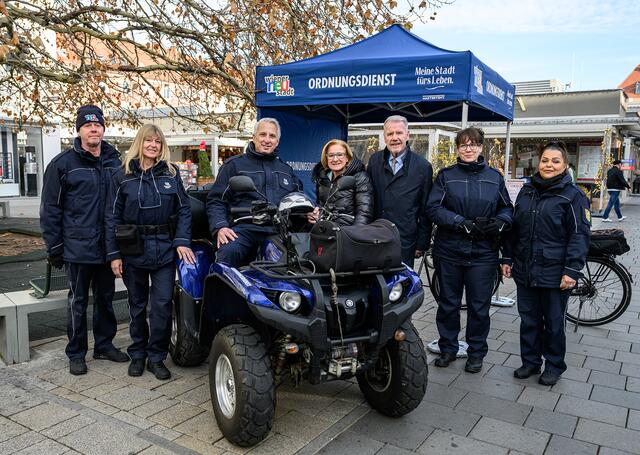 Landeshauptfrau Johanna Mikl-Leitner mit Bürgermeister Klaus Schneeberger und der Ordnungsdienst bei einem Lokalaugenschein in Wiener Neustadt. | Foto: NLK/Burchhart