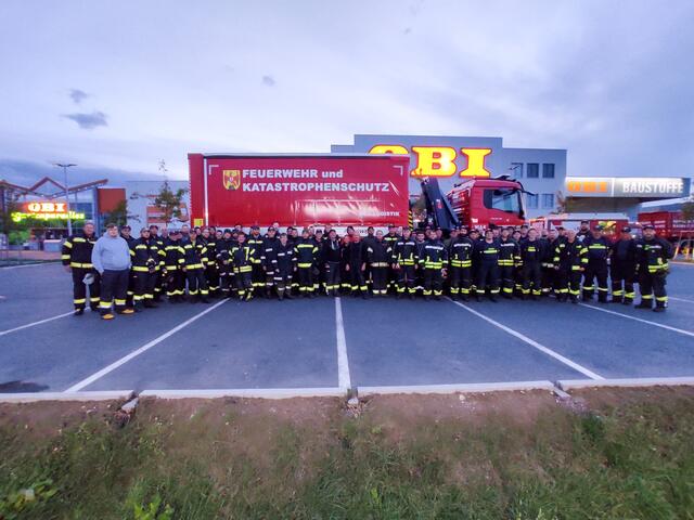 70 Feuerwehrleute aus dem Bezirk Oberwart starteten am Montag in den Katastrophenhilfsdienst im Bereich Baden und Alland. | Foto: Bezirksfeuerwehrkommando Oberwart
