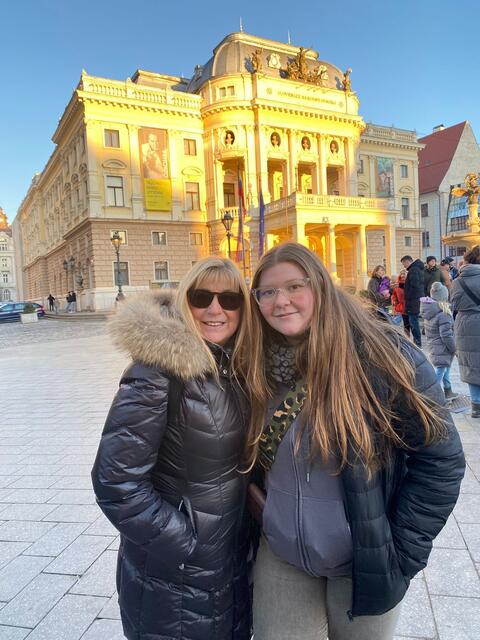 Eva Schaupp mit ihrer ältesten Enkerltochter Isabella (20) in Bratislava | Foto: privat