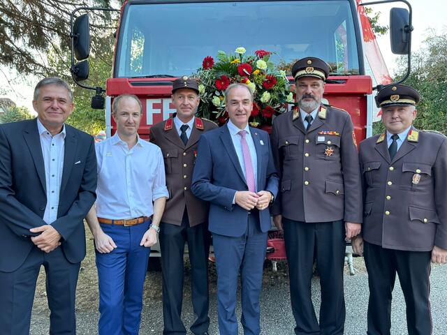 Neues Tanklöschfahrzeug: Bürgermeister Robert Marlovits, Vizebürgermeister Thomas Stefanits, Feuerwehrkommandant Ernst Haubenwallner, Landesrat Leonhard Schneemann, Landesfeuerwehrkommandant Franz Kropf, Bezirksfeuerwehrkommandant Wolfgang Kinelly. | Foto: Landesmedienservice
