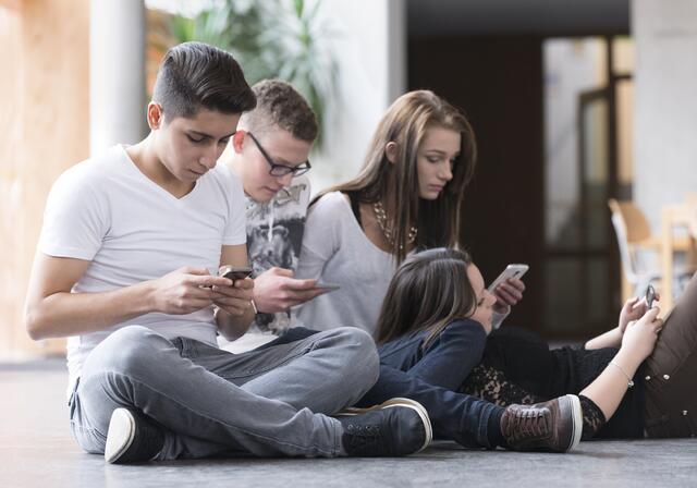 Bildungslandesrätin Christiane Teschl-Hofmeister sieht die Schule als zentralen Ort, um den Umgang mit digitalen Medien zu fördern. | Foto: MEV