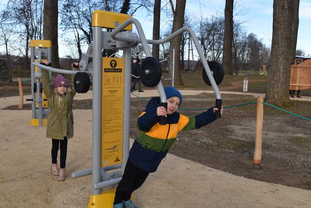 Auch die Kinder probierten die Geräte. | Foto: Michael Strini