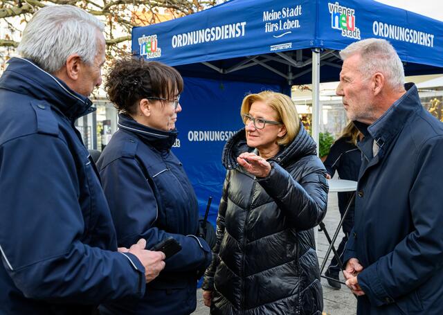 Im Gespräch mit den Ordnungsdienst-Verantwortlichen: Landeshauptfrau Mikl-Leitner und Bürgermeister Schneeberger. | Foto: NLK/Burchhart
