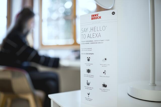 Der „Innsbruck Voice Concierge“ nutzt eine von Thoesch Conversational AI entwickelte Lösung auf Basis der „Alexa Smart Properties for Hospitality“-Technologie von Amazon, um Gästen personalisierte Informationen und Empfehlungen über Unterkunft und Region bereitzustellen. | Foto: Berger