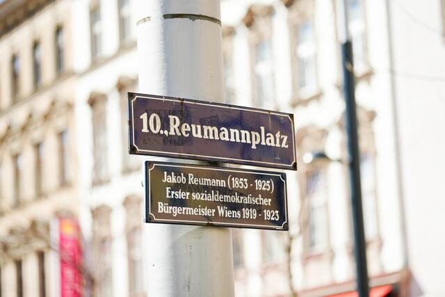 Die Waffenverbotszone am Reumannplatz wurde bis in den April hinein verlängert. | Foto: EVA MANHART / APA / picturedesk.com