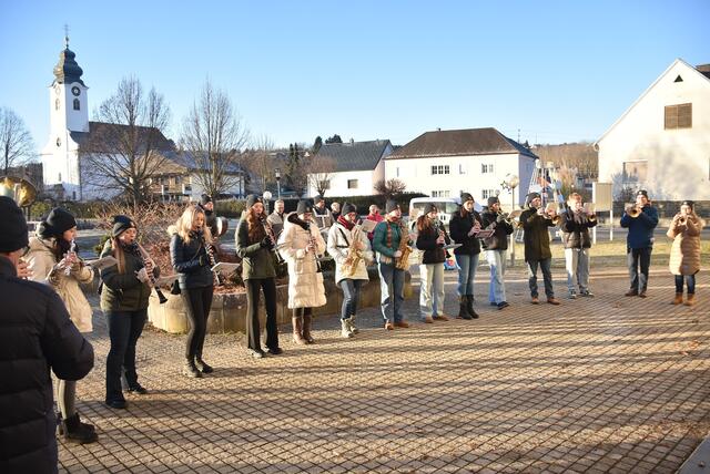 Der Musikverein Kemeten zog beim Neujahrsspielen durch die Straßen und Gassen der Gemeinde. | Foto: Musikverein Kemeten