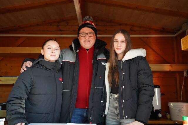 Billa-Vertriebsmanager Kurt Döring mit den beiden erfolgreichen Frieways-Karate-Sportlerinnen Melanie Trejo und Tamara Lehner | Foto: Andrea Glatzer