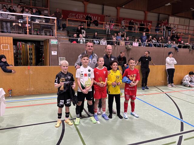 Das Dreamteam der U12: Bester Torwart: Levi Bek, SCR Altach; bester Verteidiger: John Galab, FC Kitzbühel; bester Stürmer: Paula Kirchmair, TFV Mädchenauswahl; Torschützenkönig: Kaan Yuarl, FC Wacker Innsbruck und bester Spieler: Lukas Schieder, SCR Altach, gemeinsam mit Union-Obmann Herbert Lener und TFV-Schiedsrichterobmann Gregor Danler. | Foto: MeinBezirk