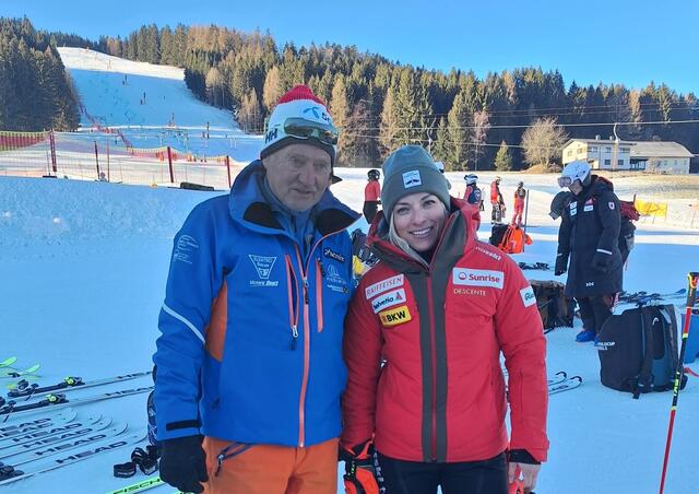 Koordinator Manfred Mühlthaler mit Lara Gut. | Foto: Taucher