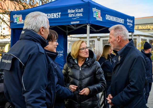 Am Ordnungsdienst-Stand: Landeshauptfrau Mikl-Leitner und Bürgermeister Klaus Schneeberger. | Foto: NLK/Burchhart