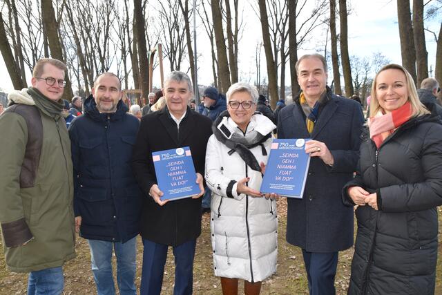 Erinnerungsgeschenk zu "750 Jahre Großpetersdorf": Vizebürgermeister Lukas Faulhammer, Bürgermeister Harald Kahr, zweiter Landtagspräsident Walter Temmel, Landtagsabgeordnete Doris Prohaska, Landesrat Leonhard Schneemann, Vizebürgermeisterin Olivia Kaiser | Foto: Michael Strini