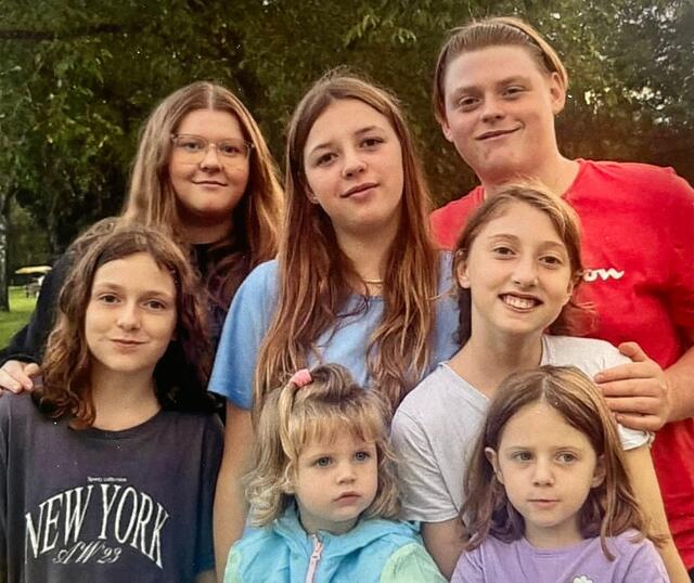 Die Schaupp-Enkerln Ilvy (12), Isabella (20), Clarissa (14), Marvin (17), vor Clarissa steht Lea (3,5), neben ihr ihre Schwester Kim (5,5) und dahinter Emma (14) (von links).  | Foto: privat