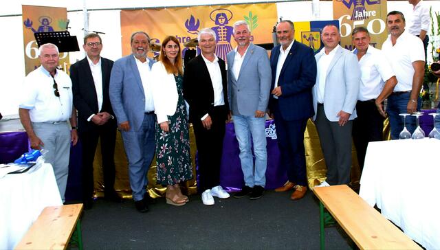 Zahlreiche Fest- und Ehrengäste konnten Bgm. Joachim Radics und Vzbgm. Roland Muhr beim Festakt 650 Jahre Markt Neuhodis begrüßen. 