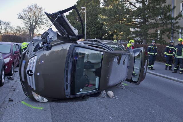 Nach dem heftigen Aufprall lag das Fahrzeug seitlich auf der Straße. | Foto: Bfkdo Baden / Stefan Schneider