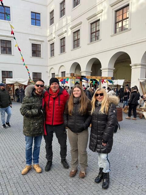 Ausflug nach Bratislava: Armin Schaupp (Sohn und Vater von Marvin), Opa Andreas, das ölteste Schaupp-Enkerl Isabella (20) und Eva Schaupp | Foto: privat