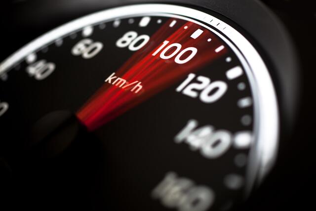 Eine Messung mit geeichter Videoeinrichtung zeigte eine Höchstgeschwindigkeit von 122 km/h. | Foto: PantherMedia / lifethree3