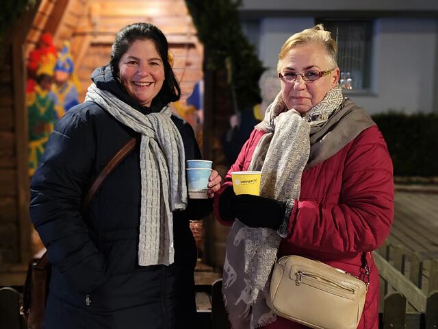Sandra und Gerda genossen heiße Getränke.