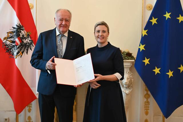 Professor Gerhard Weißgrab, Präsident der Österreichischen Buddhistischen Religionsgesellschaft, bei der Ehrung durch Bundesministerin Susanne Raab. | Foto: Uschmann