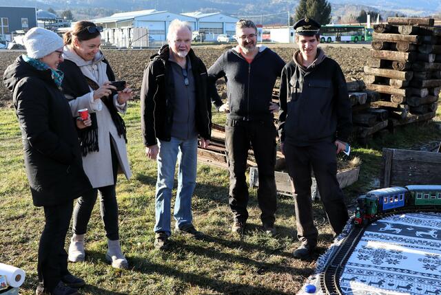 Mitten im Pulk Feldbahn-Urgestein Herbert "Eichi" Eichholzer (3.v.l.) | Foto: Gerhard Langmann