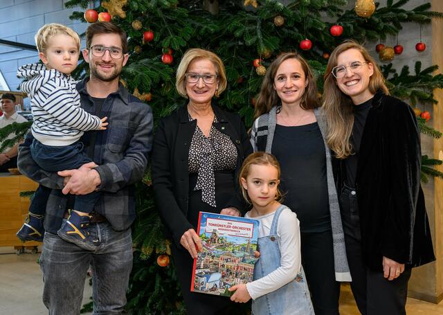 Sebastian Kolarz-Löschberger, Erster Hornist im Tonkünstler-Orchester Niederösterreich, mit Sohn Leonhard, Landeshauptfrau Johanna Mikl-Leitner, Sophie Kolarz-Löschberger, Violinistin im Tonkünstler-Orchester Niederösterreich, mit Tochter Rosalie und Sara Gregorič, Musikvermittlerin beim Tonkünstler-Orchester Niederösterreich. | Foto: NLK Pfeiffer