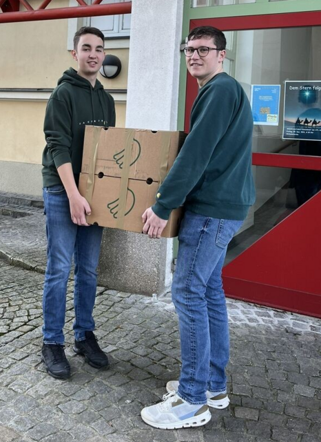21 prall gefüllte Kisten wurden liebevoll gepackt und an die Caritas übergeben | Foto: HTL Steyr