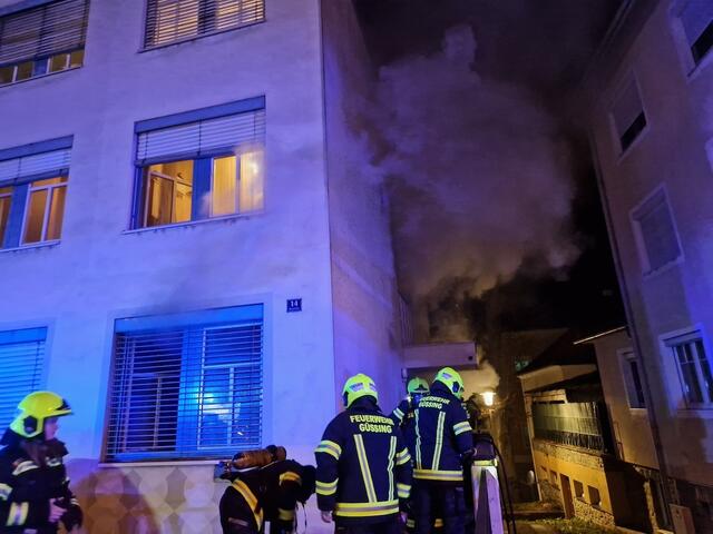 In dem Unglückshaus in der Hauptstraße befindet sich auch die Polizeiinspektion Güssing. | Foto: Bezirksfeuerwehrkommando Güssing