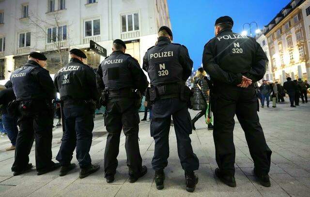 Über 400 Sicherheitskräfte sind beim 33. Wiener Silvesterpfad im Einsatz.  | Foto:  EVA MANHART / APA / picturedesk.com