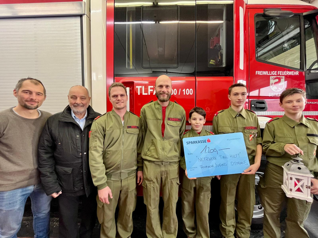 Die Feuerwehrjugend Sistrans bei der feierlichen Spendenübergabe: 1.200 Euro für das „Netzwerk Tirol hilft“ zugunsten einer Familie in der Region. | Foto: FF Sistrans