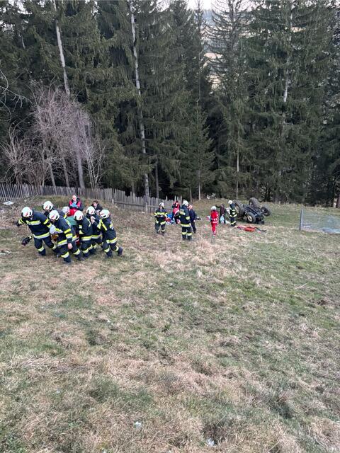Ein schwerer Traktorunfall ereignete sich am Sonntag in Hirschegg. | Foto: Rotes Kreuz/Hausegger