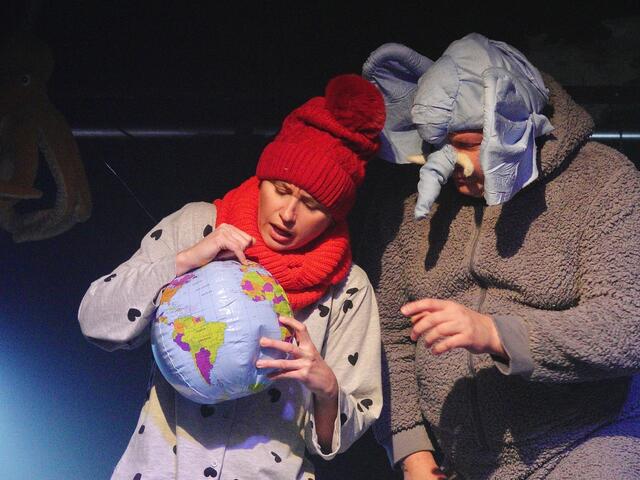 Kann doch nicht so weit sein, hinter den Steinen und dem Wasser muß Afrika liegen. Also los. Julia Faßhuber und Holger Schober faszinierten nicht nur die Jüngsten. Schobers 7jährige Tochter erlebte den Papa als Elefant auf der Bühne. Natürlich will sie auch Schauspielerin werden.